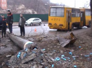 Автобус с пассажирами на полном ходу снес электроопору