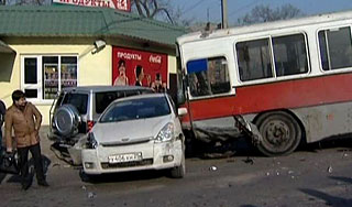 Автобус смял 18 машин во Владивостоке Автобус смял 18 машин во Владивостоке