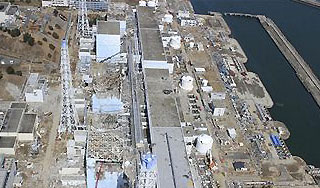 "Фукусиму-1" забрасывают мешками "Фукусиму-1" забрасывают мешками