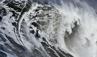 Японию накрыло цунами высотой 40 метров Японию накрыло цунами высотой 40 метров