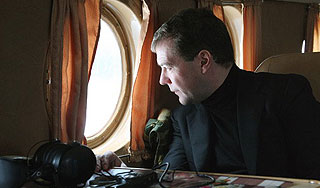 Медведев вернулся в Горки на вертолете Медведев вернулся в Горки на вертолете