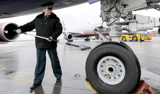 Самолет потерял колесо при взлете в Ростове Самолет потерял колесо при взлете в Ростове