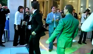 Медведев танцевал под песню "Американ бой" Медведев танцевал под песню "Американ бой"