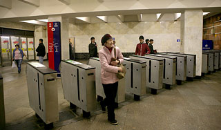 Начальница метро обложила торговцев данью Начальница метро обложила торговцев данью