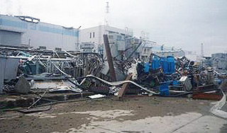 Танки разгребают зараженные обломки АЭС Танки разгребают зараженные обломки АЭС