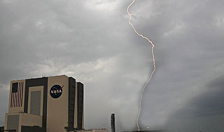 Окрестности космодрома в США объяты огнем Окрестности космодрома в США объяты огнем