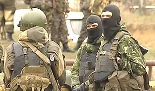 Спецназ окружил девятиэтажку с боевиками Спецназ окружил девятиэтажку с боевиками