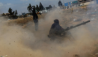 Войска Каддафи напали на Тунис Войска Каддафи напали на Тунис