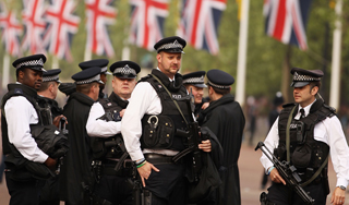 Пенсионеры хотели сорвать свадьбу Уильяма Пенсионеры хотели сорвать свадьбу Уильяма