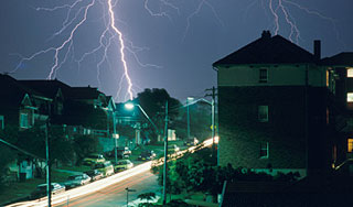 Молния дважды поразила китайца (видео) Молния дважды поразила китайца (видео)