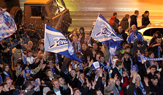 Под Москвой напали на автобус с фанатами Под Москвой напали на автобус с фанатами