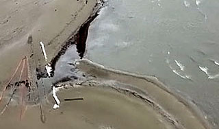 Тысячи баррелей нефти вытекли в Канадe Тысячи баррелей нефти вытекли в Канадe