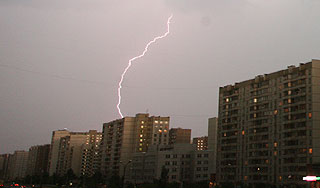 Москвичам посоветовали спасаться от молний Москвичам посоветовали спасаться от молний