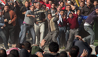 Девушка спровоцировала в Каире новый бунт Девушка спровоцировала в Каире новый бунт