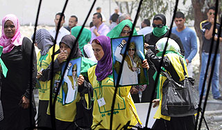 Каддафи собирает армию из женщин и детей Каддафи собирает армию из женщин и детей