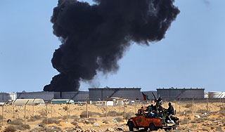 В Ливии бомбят командные пункты Каддафи В Ливии бомбят командные пункты Каддафи