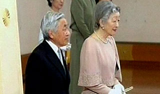 Император Японии навестил жертв Фукусимы Император Японии навестил жертв Фукусимы