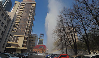 В Екатеринбурге забил новый фонтан кипятка В Екатеринбурге забил новый фонтан кипятка
