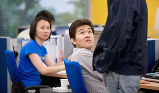 Японцам разрешили раздеться на работе Японцам разрешили раздеться на работе