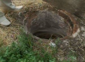 Двухлетняя девочка насмерть разбилась при падении в канализационную яму