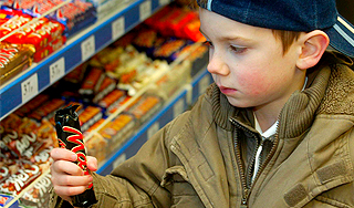 Онищенко запретил детям колу и "сникерсы" Онищенко запретил детям колу и "сникерсы"