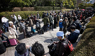 В Японии эвакуируют тысячи людей В Японии эвакуируют тысячи людей