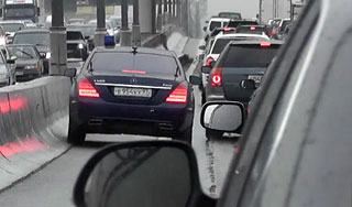 Водителя Шойгу уволят за хамство на МКАД Водителя Шойгу уволят за хамство на МКАД