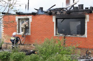 В селе Выгоничи строитель вынес ребенка из горящего дома