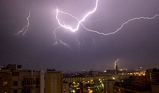 Сильный ветер несет в Москву гром и молнии Сильный ветер несет в Москву гром и молнии