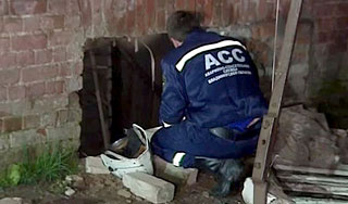 Под обломками рухнувшего дома ищут ребенка Под обломками рухнувшего дома ищут ребенка