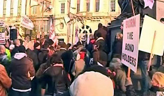 Королева вызвала массовые беспорядки Королева вызвала массовые беспорядки