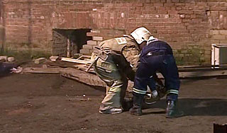 Под завалами дома нашли тело девочки Под завалами дома нашли тело девочки