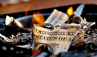 Кассир обменника пять часов жгла деньги Кассир обменника пять часов жгла деньги