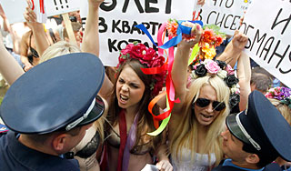 Украинки разделись перед Верховной радой Украинки разделись перед Верховной радой