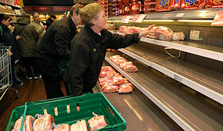 В Белоруссии возник ажиотаж на соль и крупы В Белоруссии возник ажиотаж на соль и крупы