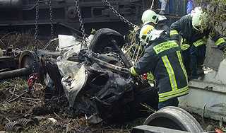 Поезд протаранил машину с людьми Поезд протаранил машину с людьми