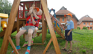 Греф пригласил Путина в "детскую деревню" Греф пригласил Путина в "детскую деревню"