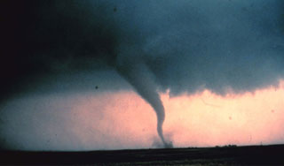 Торнадо обрушили на США огромный град Торнадо обрушили на США огромный град