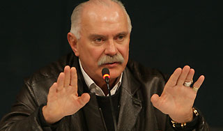 Никита Михалков решил сдать мигалку Никита Михалков решил сдать мигалку