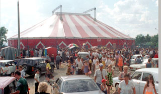 Трибуны цирка рухнули под тяжестью людей Трибуны цирка рухнули под тяжестью людей