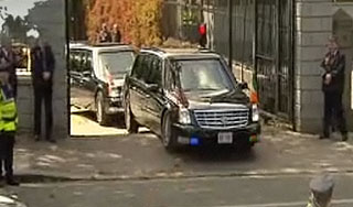 Обама застрял в воротах посольства (видео) Обама застрял в воротах посольства (видео)