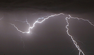 Молнии убили за сутки десятки крестьян Молнии убили за сутки десятки крестьян