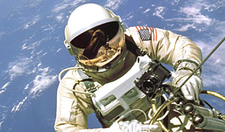 Астронавт "расплакался" в открытом космосе Астронавт "расплакался" в открытом космосе