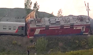 Lada Kalina снесла с рельсов поезд Lada Kalina снесла с рельсов поезд