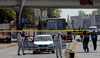 Мотоциклист бросил бомбу на остановку Мотоциклист бросил бомбу на остановку