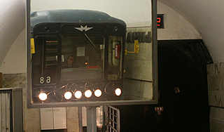 Mужчина умер в метро от удара зеркала Mужчина умер в метро от удара зеркала