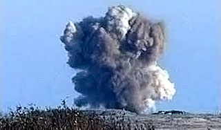 Роботы тушат взорвавшийся арсенал Роботы тушат взорвавшийся арсенал