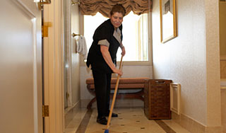 Горничным раздали брюки из-за Стросс-Кана Горничным раздали брюки из-за Стросс-Кана