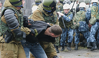 Спецназ отбил заложников у заключенных Спецназ отбил заложников у заключенных