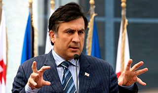 В Саакашвили бросили шоколадку В Саакашвили бросили шоколадку